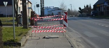 Ilustracja do artykułu: Uszkodzona studzienka telekomunikacyjna przy ul. B Chrobrego w Lubaszu