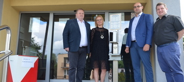 Ilustracja do artykułu: Firma PLASTMET przekazała dozownik dla Urzędu Gminy w Lubaszu