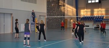 Ilustracja do artykułu: VI Otwarty Turniej Piłki Siatkowej Dziewcząt i Kobiet  „ SIATKA NA OBCASACH” 